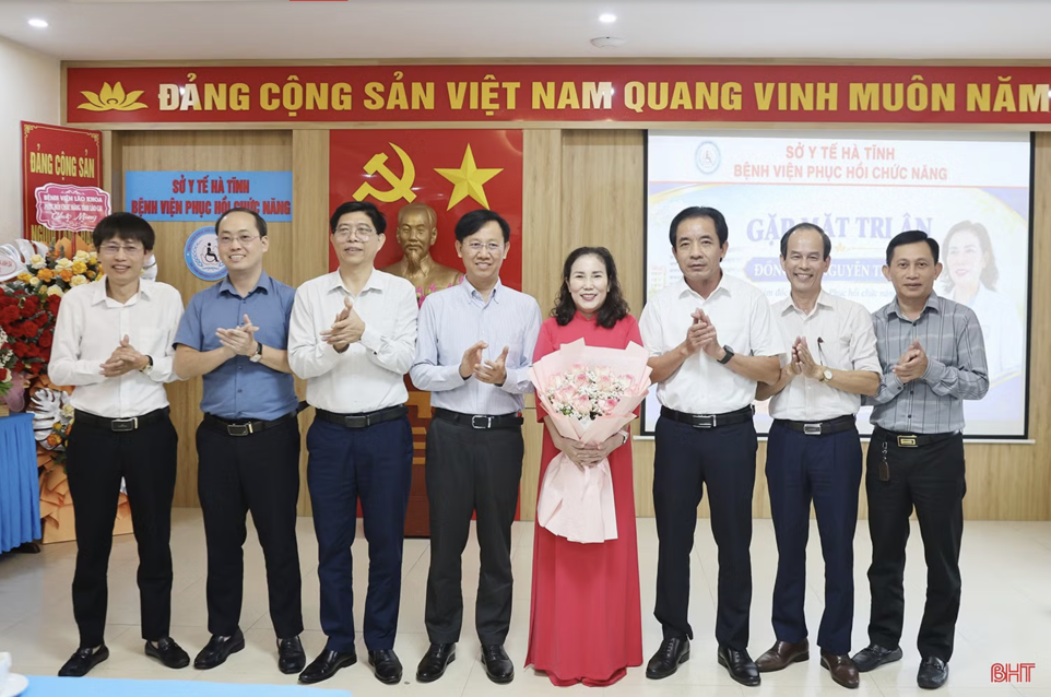Lãnh đạo Đảng ủy UBND tỉnh, Sở Y tế Hà Tĩnh tặng hoa chúc mừng bà Nguyễn Thị Diện - Giám đốc Bệnh viện Phục hồi chức năng Hà Tĩnh được nghỉ hưu theo chế độ.